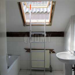 Fixierte Leiter fürs Dachfenster / Velux Feuerleiter Fixierte Leiter mit Teleskopgriff zum Ausstieg aus einem Velux-Dachfenster in einem Badezimmer.